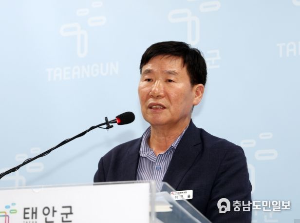 14일 군청 브리핑실에서 정례브리핑 중인 이종윤 교육체육과장