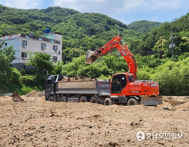비포장비료를 부적정 살포한 비료 제조사업장이 지난 14일 장군면 금암리 소재 농경지에서 중장비를 동원해 문제가 된 비료를 걷어내고 있다.