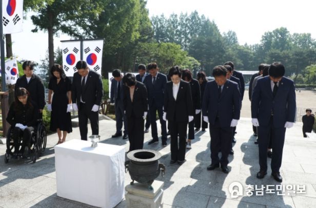 세종시의회 신임 의장 및 부의장 충령탑 참배
