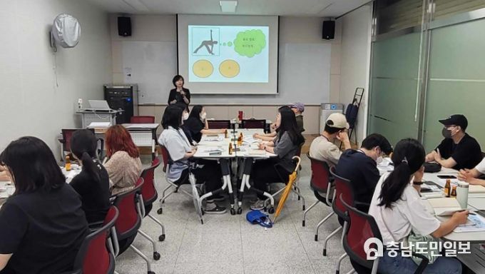 지난 20일 서산시평생학습관에서 청년도전지원사업이 진행되는 모습