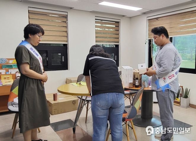 28일 군 교육문화센터에서 진행된 영수증 교환 행사