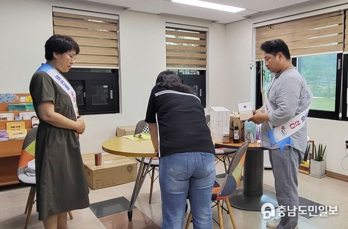 28일 군 교육문화센터에서 진행된 영수증 교환 행사