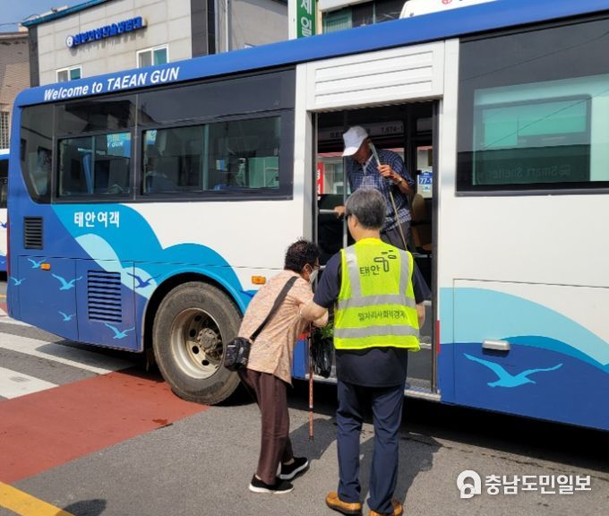 지난 6일 태안읍의 한 버스 정류장에서 노인 승차를 돕고 있는 ‘정류장 승하차 도우미’ 모습.