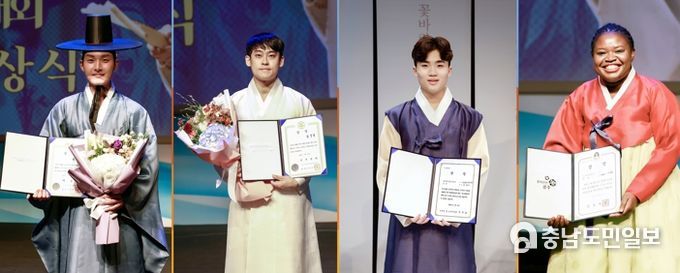 사진 왼쪽부터 판소리부문 명창부 대상 정윤형, 고수부문 명고부 대상 김강록, 판소리부문 학생부(고등부) 장원 장영우, 판소리부문 외국인부 장원 마포 로르