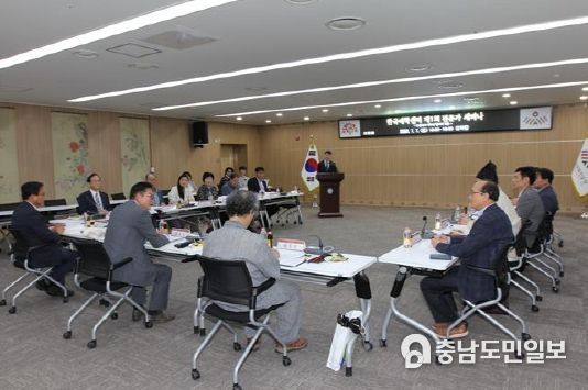 한국예학센터 전문가 세미나에서 참가자들이 논의하고 있다.