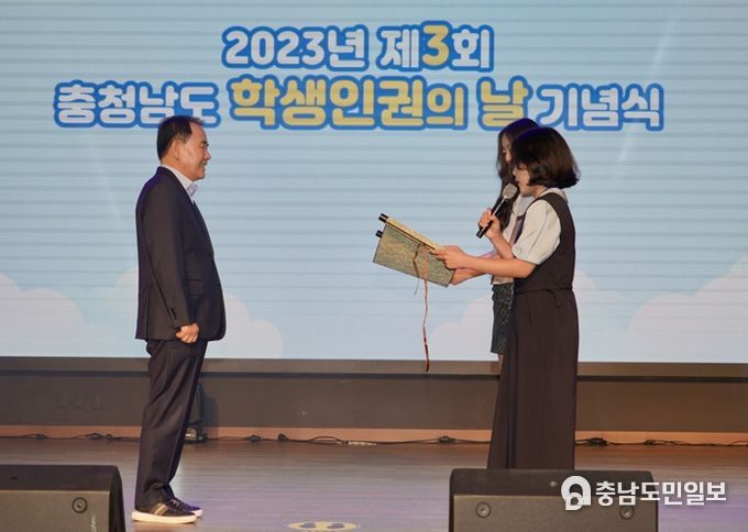 충남학생인권 5대 제안 정책을 전달하는 모습