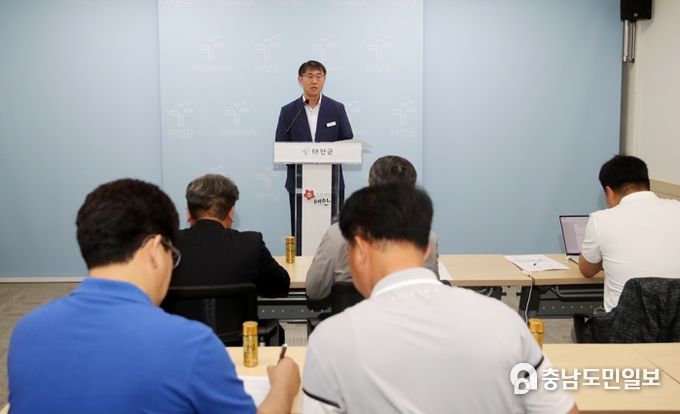 12일 군청 브리핑실에서 정례브리핑 중인 김창래 신속민원처리과장