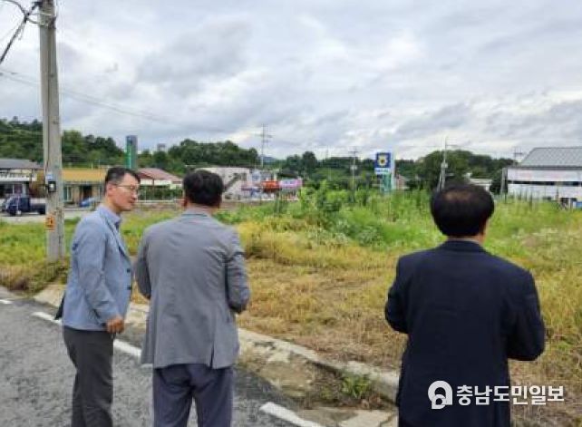 조수창 세종시 시민안전실장이 지난 11일 연기면 연기리 일원에서 토지이용실태조사를 하고 있다.