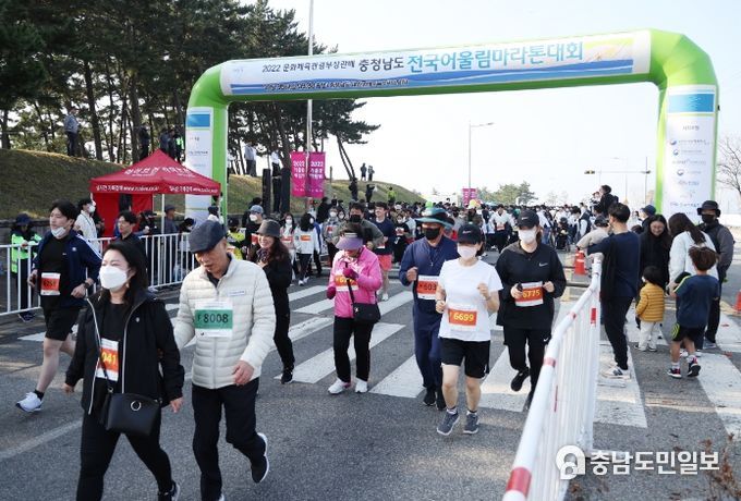 지난해 10월 30일 꽃지 해수욕장 일원에서 진행된 전국어울림마라톤대회 모습