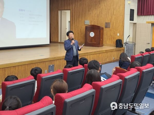 세종시의회 김충식 부의장, 교동초에서 찾아가는 의회 교실 진행
