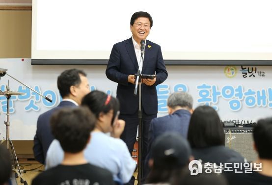 늘벗학교 수료 학생들이 ‘늘벗과 함께 걷다’ 1학기 수료식에 참석하고 있다.