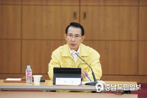 이완섭 서산시장이 14일 시청 중회의실에서 열린 집중 호우 긴급 점검 회의를 주재하는 모습