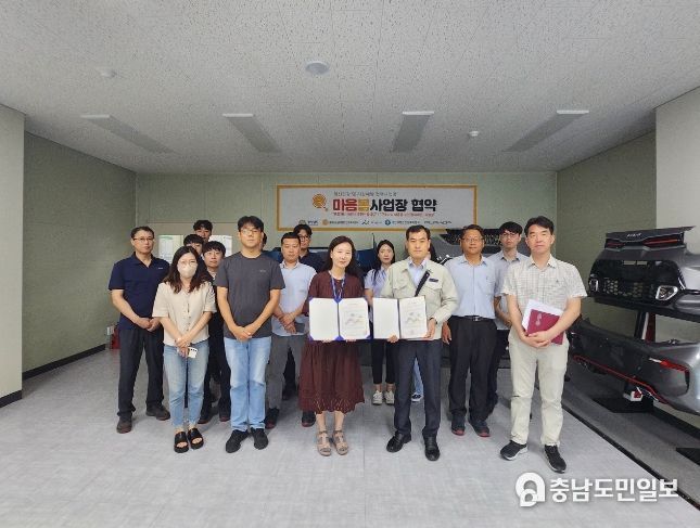 협약식 사진(중앙 왼쪽 최원경 보건행정과장, 오른쪽 이상경 ㈜프라코 상무)