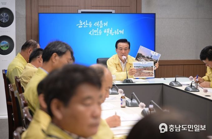 17일 충남도 주재 영상회의에서 제방 복구 작업에 대해 설명하는 백성현 논산시장