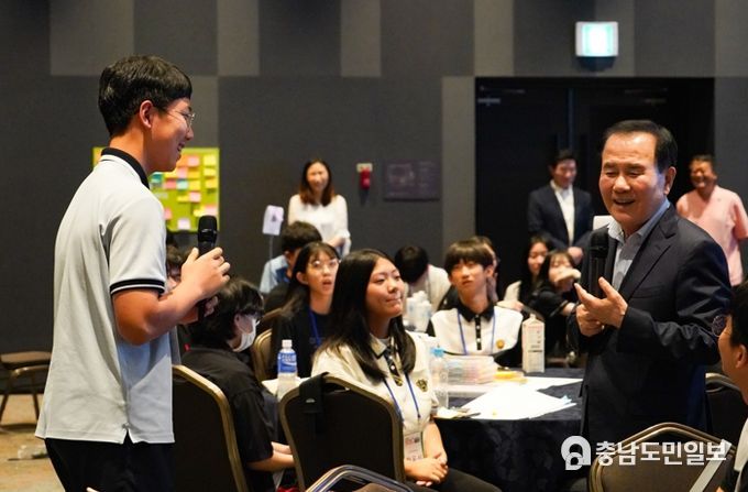 18일 예산에서 열린 학생 원탁토론회에서 김지철 교육감이 한 학생과 충남 교육정책 관련 교육감과의 대화시간을 갖고 있다