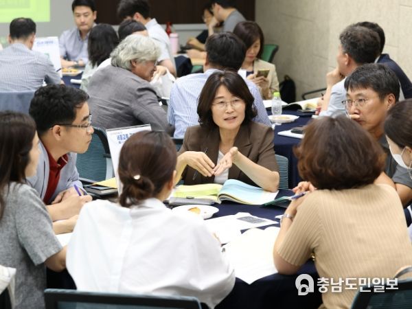 세종시교육청 직원들이 국별 토론회에 참여하고 있다.