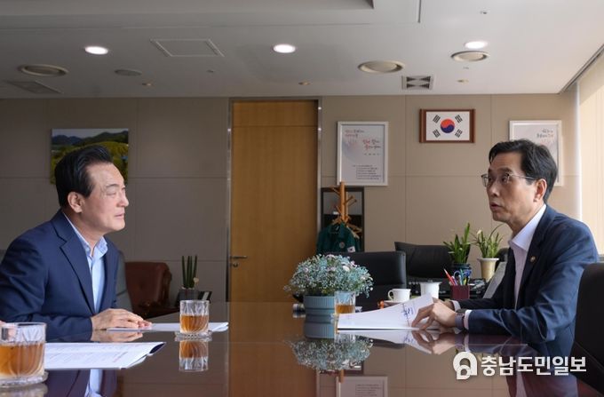 좌측부터 백성현 논산시장, 농림축산식품부 한 훈 차관