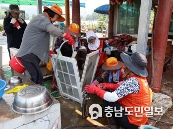 21일 청양군 목면에서 봉사활동 중인 태안군 자원봉사자들.