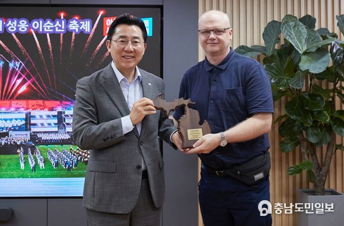 미국 미시간주 형태를 목재로 형상화한 기념품 전달