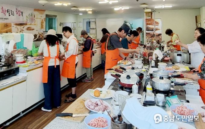 지난 19일 관내 한 요리학원에서 진행된 ‘소확행’ 요리 교실 프로그램 모습