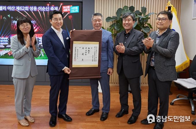 망첩(望帖: 본인에게 관리로 추천된 사실을 알리는 글) 전달 기념사진