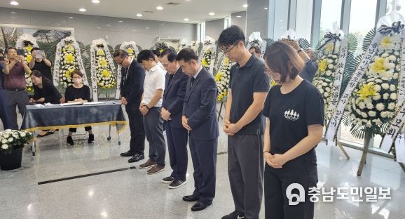 김지철 충남교육감, 서울 초등교사 추모 공간 찾아