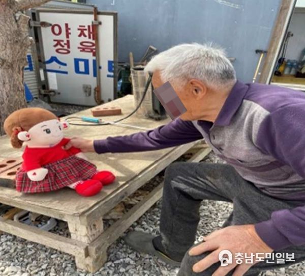 홍성군, 독거 치매어르신 ‘AI 돌봄인형’ 확대 지원