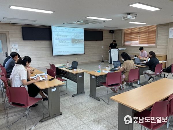 25일 보령시 소재 충남교육청해양수련원에서 그린스마트 미래학교 사전기획에 대해 외부전문가들이 자문을 하고 있다