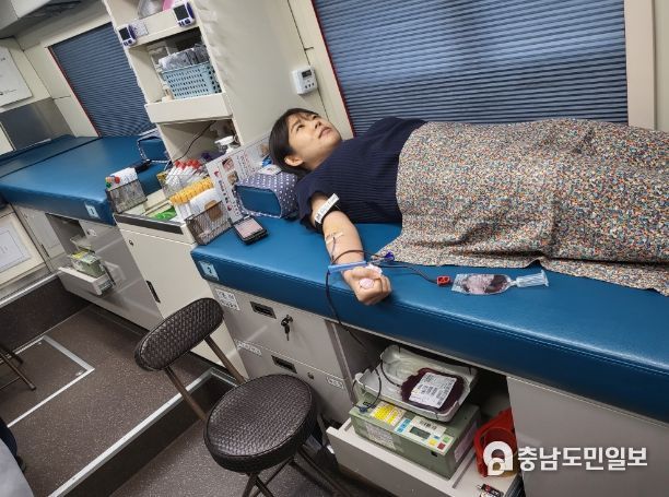 세종시교육청 직원이 헌혈을 하고 있다.