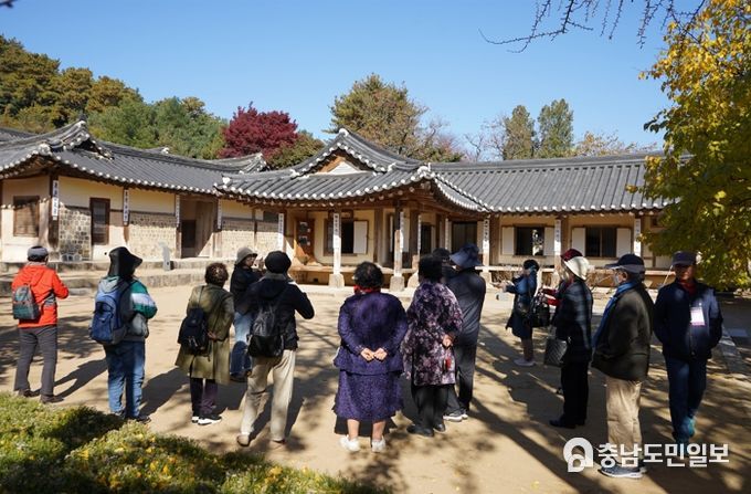 지난해 충남학 강좌 시 문화유산 답사에 나선 수강생들