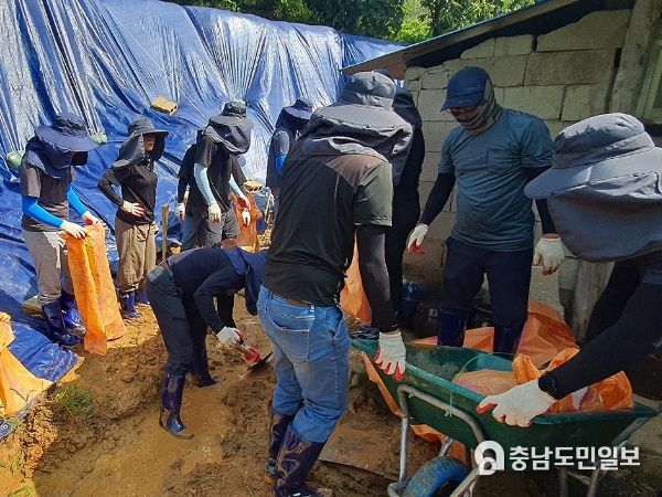 태안군 공직자들, ‘집중호우 피해’ 부여군 찾아 수해복구 지원