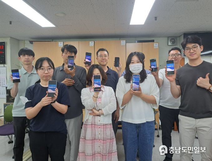 부서원들 ‘청렴 이미지 휴대전화 배경 화면 설정’ 사진