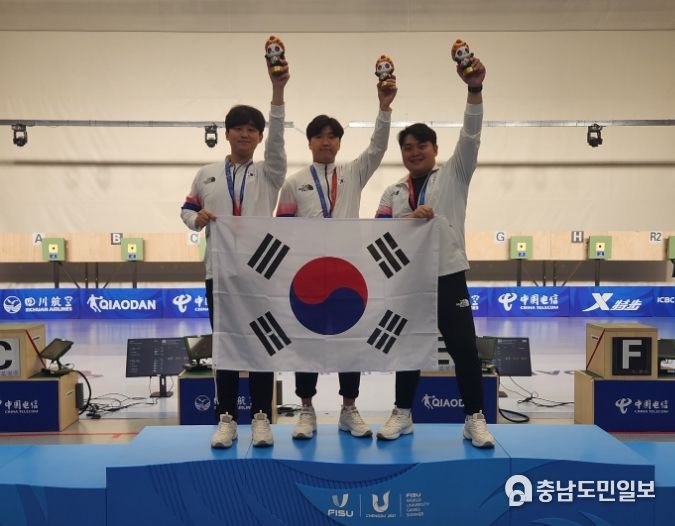 최보람 선수가 이원호, 임호진 선수와 함께 2021 제31회 청두 하계세계대학경기대회에서 획득한 메달을 들고 기념사진을 찍은 모습(왼쪽부터 최보람, 이원호, 임호진 선수)