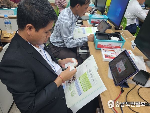 7월 29일 보령 청파초등학교에서 로봇교육을 받고 있다.
