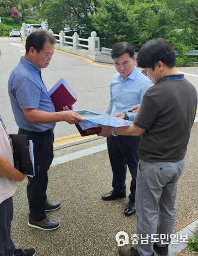 현장점검 장면 (왼쪽부터) 이병주 산림과장, 조일교 부시장, 명환석 산림복지팀장