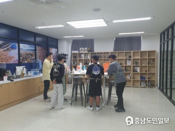 세종시 학생들이 범죄 그 진실과 오해, 큐레이터와 함께하는 바리스타실무 캠퍼스형 공동교육과정에 참여하고 있다.