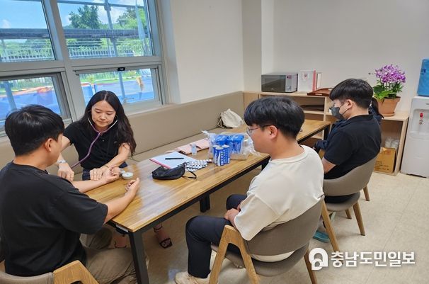 8월 3일 공동구관리팀 사무실에서 보건관리자(왼쪽)가 직원 혈압 및 혈당등 건강 상담을 진행하고 있다.
