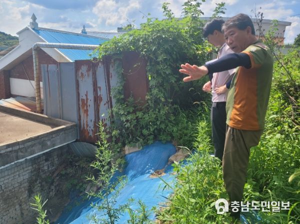 세종시교육청 직원이 학교의 취약 시설을 현장 점검하고 있다.