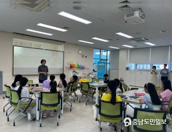 세종시 학생들이 여름방학 독서교실에 참여하고 있다