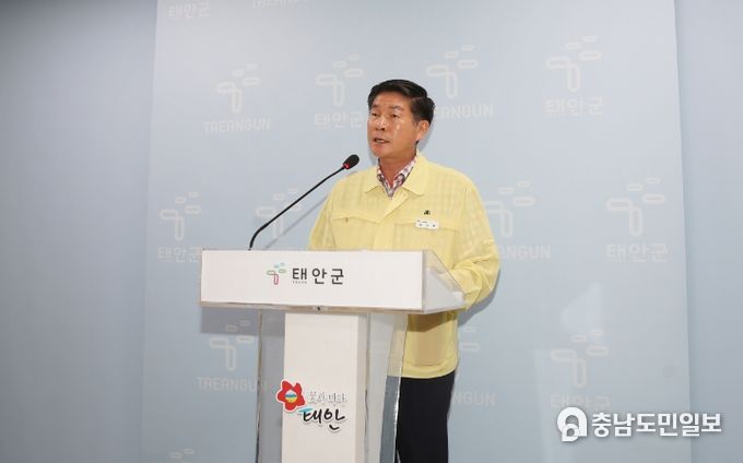 9일 군청 브리핑실에서 정례브리핑 중인 조상호 농정과장.