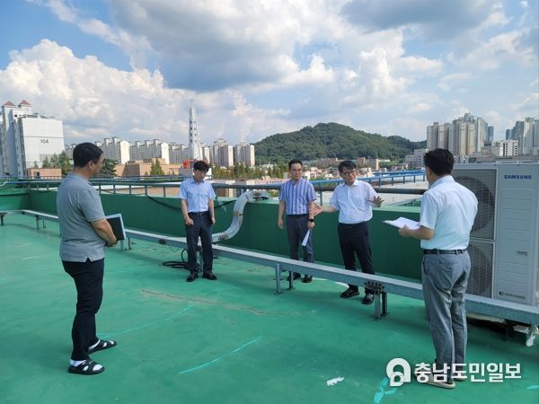 충남교육청, 제6호 태풍 ‘카눈’ 북상에 따른 대비태세 강화7일 김일수 부교육감과 직원들은 제6호 태풍 카눈의 북상에 따른 학교 안전점검을 실시했다