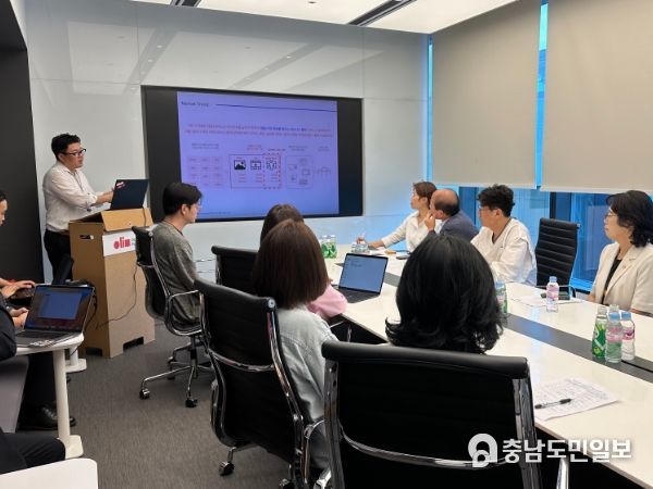 올림플래닛 안호준 부사장으로부터 ICT 동향과 엘리펙스 플랫폼 설명을 듣고 있는 연구모임 방문단
