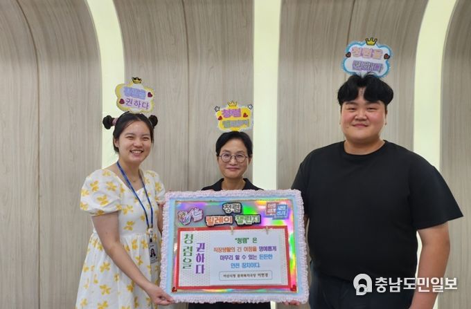 2023년 8월 10일 이현경 문화복지국장(가운데)과 아동보육과 직원들이 시청 문화복지국장실에서 ‘청렴을 권하다’ 챌린지를 시작하는 모습