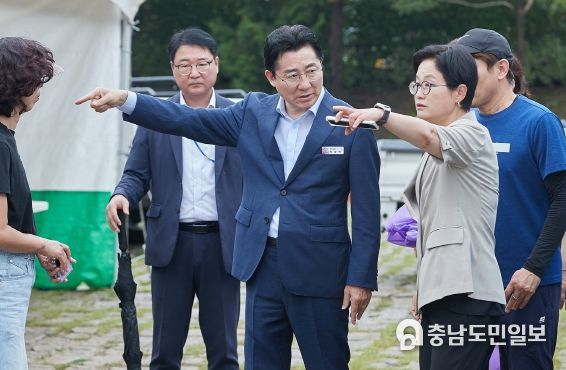 박경귀 아산시장 신정호 야외음악당 일원 점검(사진 중앙 박경귀 아산시장, 그 오른쪽 이현경 문화복지국장)