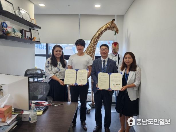 꿈크는아이병원에서 협약 기념 단체 사진 (왼쪽부터) 김보경 주무관, 이종호 꿈크는아이병원 원장, 최광복 아동보호팀장, 김기희 주무관