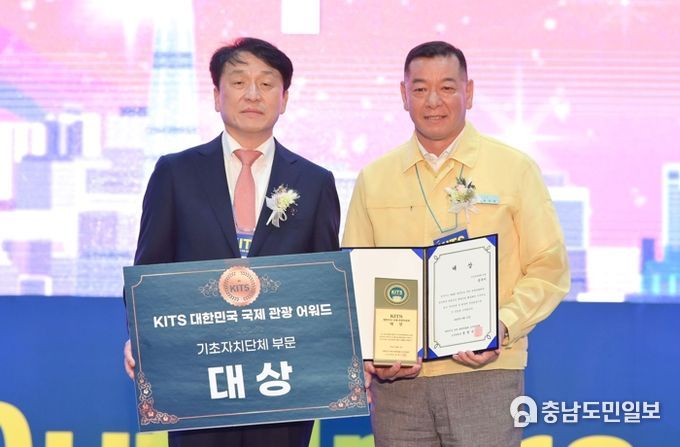 왼쪽부터 정창수 대한민국 국제 관광박람회 조직위원장, 최원철 공주시장