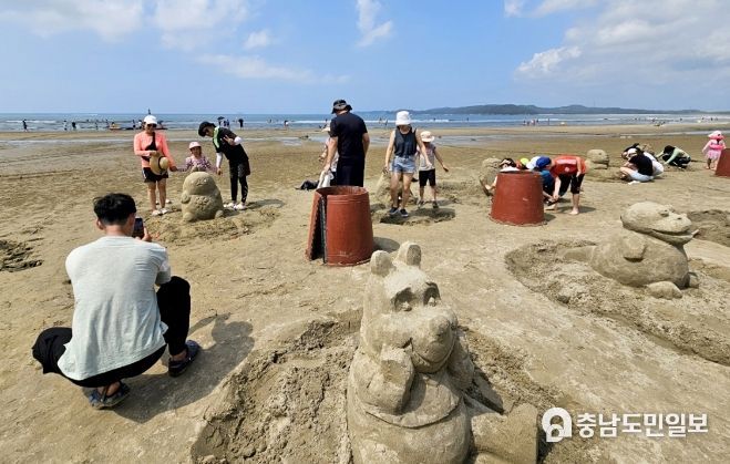 8월 12일 신두리 해수욕장에서 진행된 모래조각 체험교실 모습