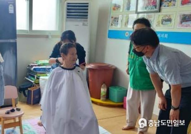 온양6동 새마을 남녀지도자협의회 ‘이·미용 봉사’ 진행 사진