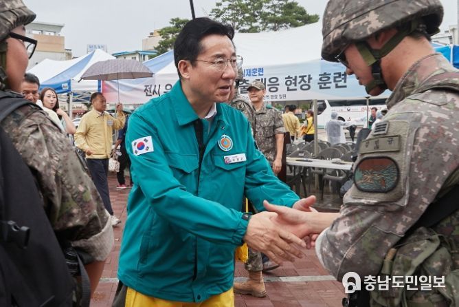 박경귀 아산시장 훈련에 참여한 군인 격려