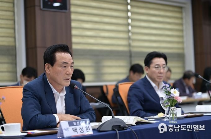 시장군수협의회 시 건의사항을 개진하는 백성현 논산시장